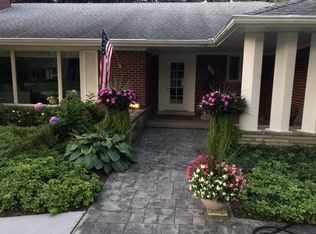 52 Fairford Rd, Grosse Pointe Shores, MI 48236