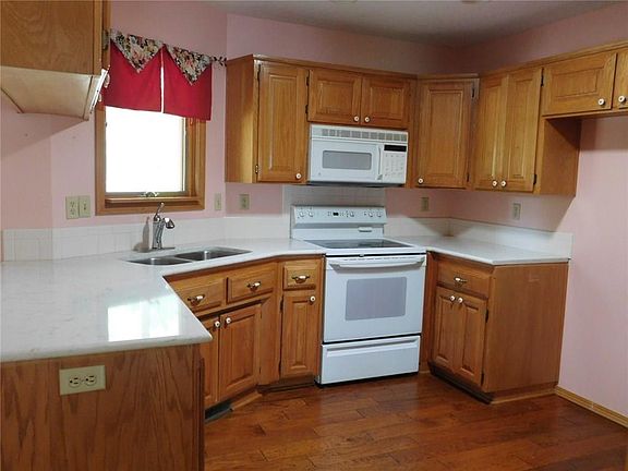 4th image of 5 Farnham Dr