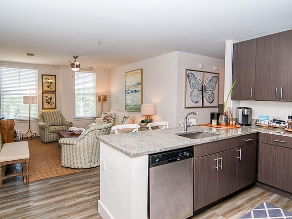 2nd image of 514 Jackson Ave E #508