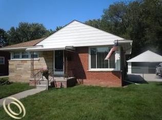 20455 Roscommon St, Harper Woods, MI 48225