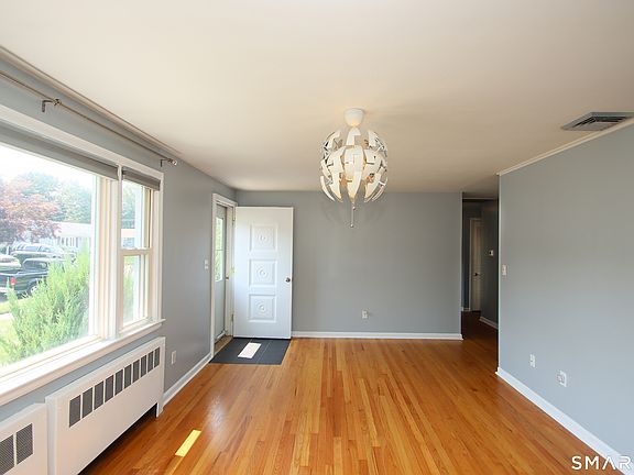 5th image of 28 East Clover Circle