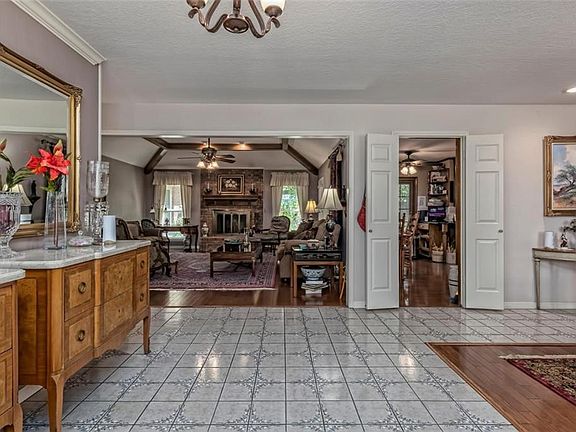 3rd image of 219 Westlane Cir