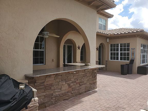 Built in bar / grill