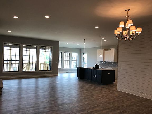 3rd image of 803 Hollyhock Dr