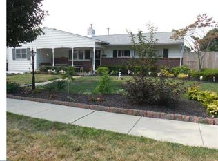 47 Peartree Ln, Levittown, PA 19054