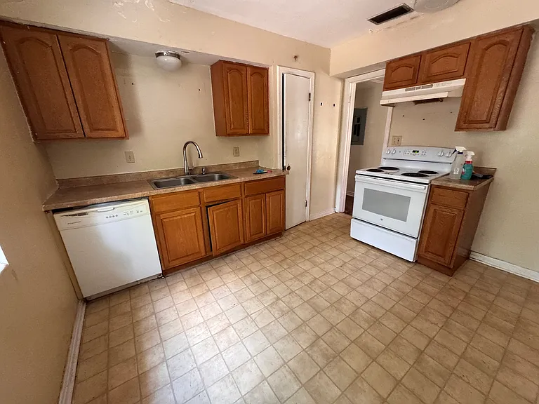 6816 Gaillardia Rd S — Photo 3