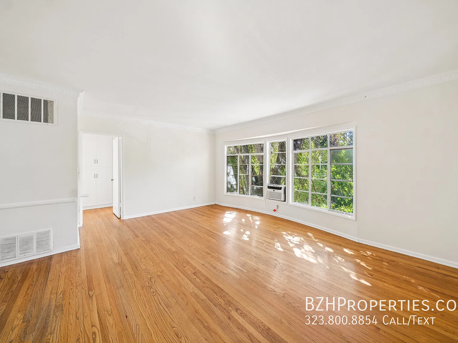 Sunny West Hollywood 1 Bedroom with Parking & Classic Character — Photo 2