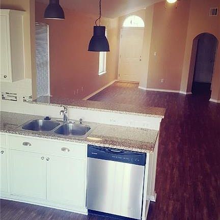 4th image of 1606 Mentone Dr
