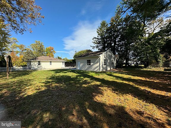 4th image of 1103 Maple Ave