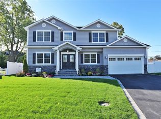 6 Park Ct, Plainview, NY 11803