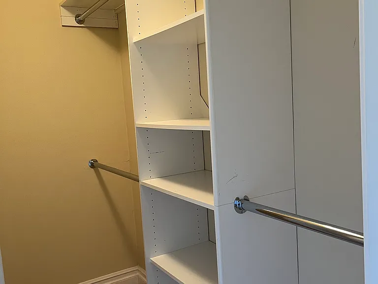 WALK IN CLOSET