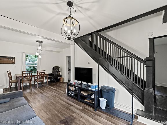 5th image of 1910 Prospect St