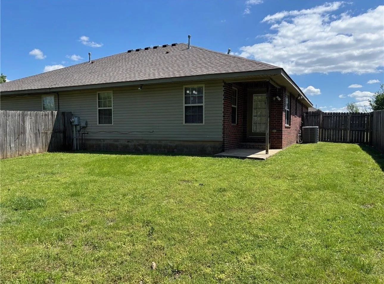 3 bed, 1200 sqft, $1,600 — Photo 2