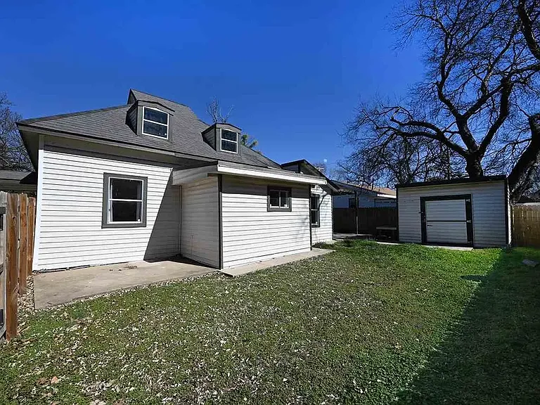 1401 S Lowry St — Photo 3