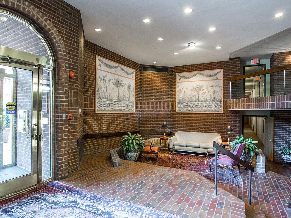 Building lobby with 24/7 concierge