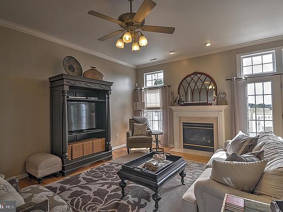 3rd image of 20 Aintree Dr