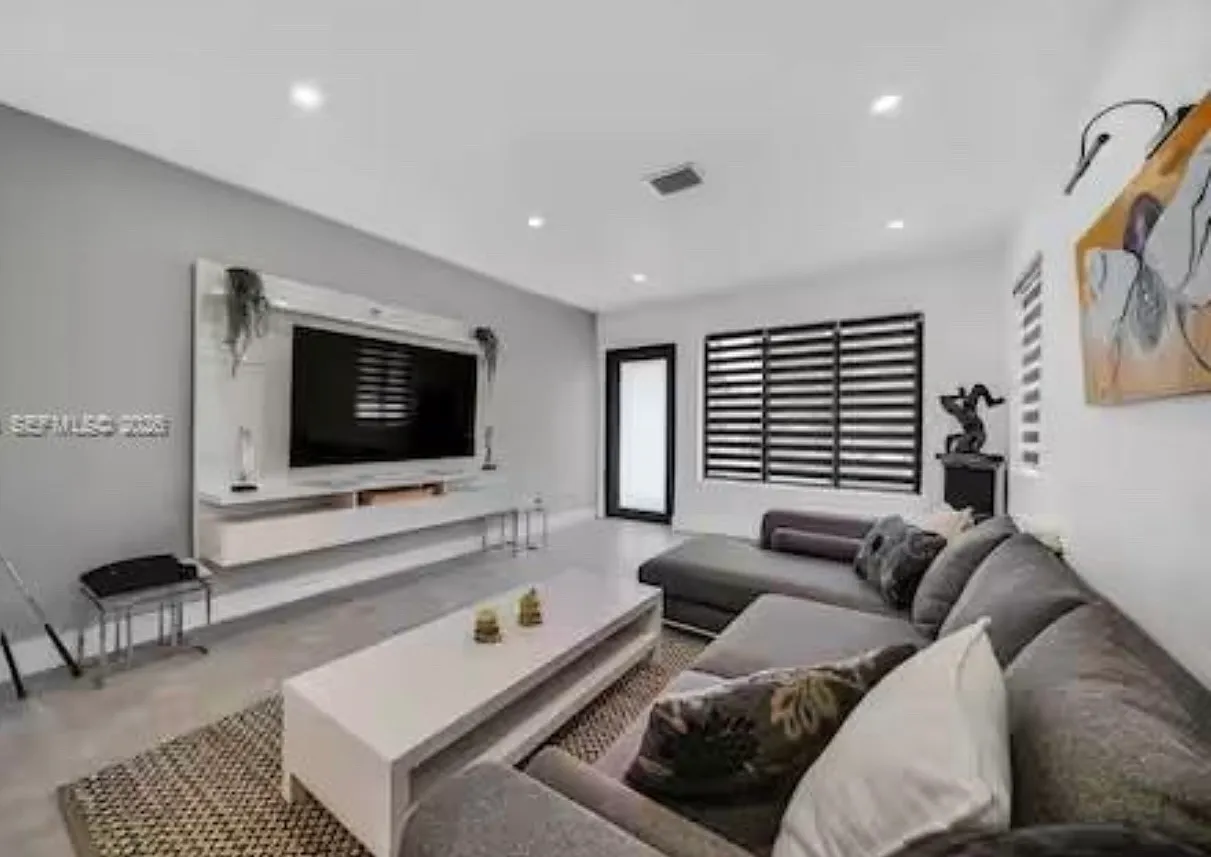 3 bed, 1500 sqft, $7,000 — Photo 2