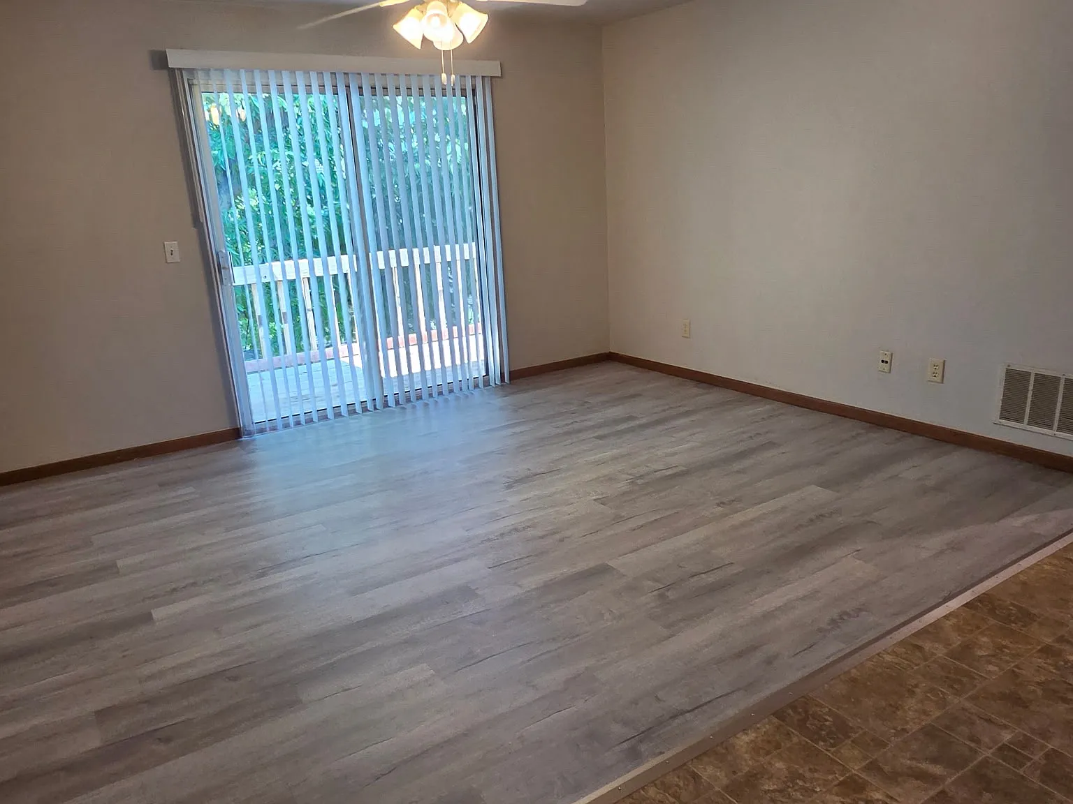 2 bed, 1001 sqft, $1,095 — Photo 3