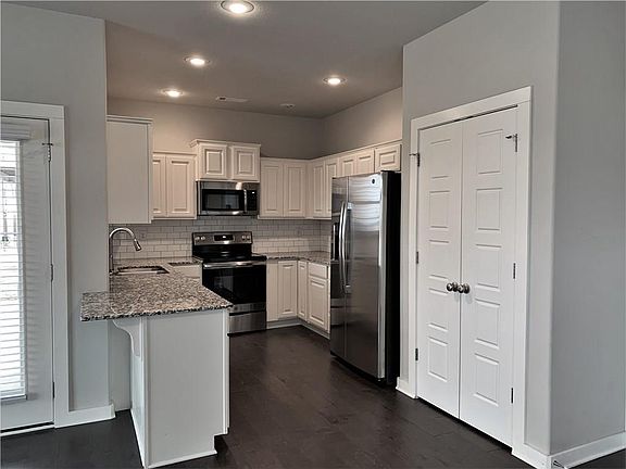 4th image of 3901 SW Peachwood Dr