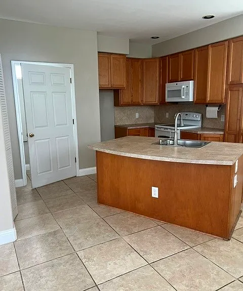 914 Recreation Dr — Photo 6