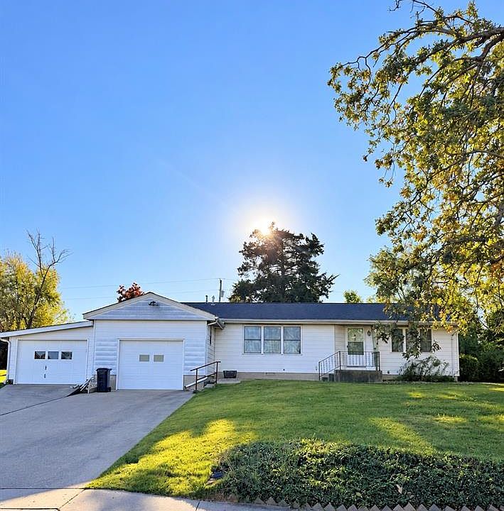 1st image of 903 Parkwood Dr