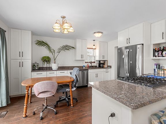 4th image of 297 Fox Trail Ct