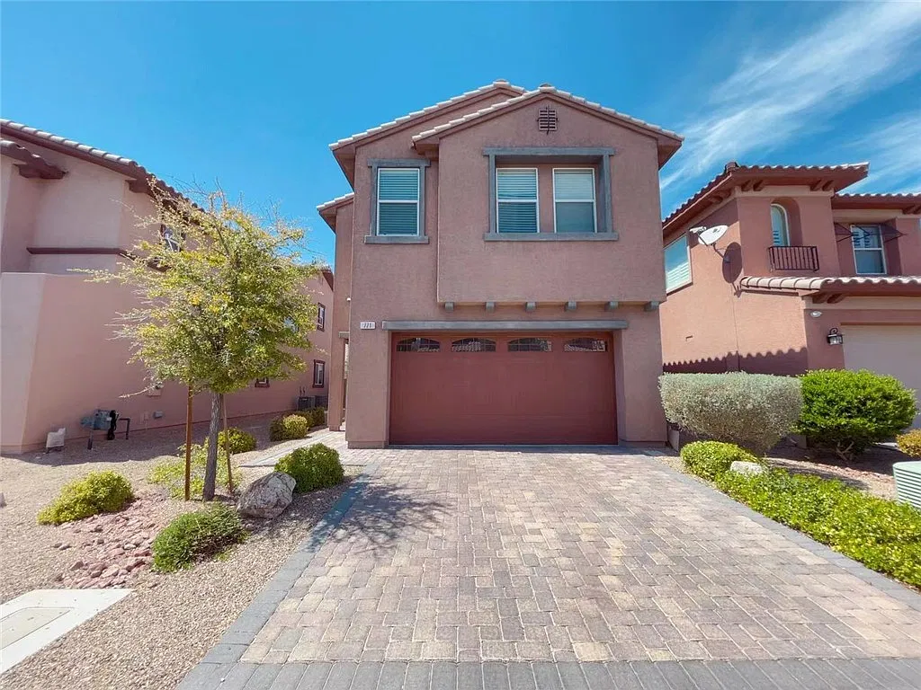 3 bed, 2.5 bath, 1831 sqft, $2,400 — Photo 1