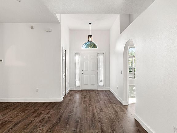 3rd image of 275 King Arthur Ct