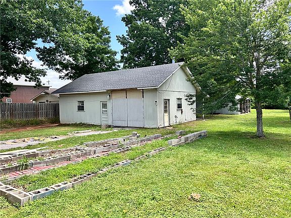 2nd image of 2025 S Dixieland Rd