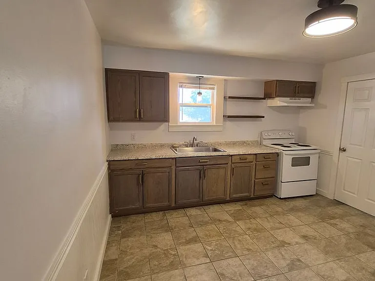 138 N Rechow Ave — Photo 6