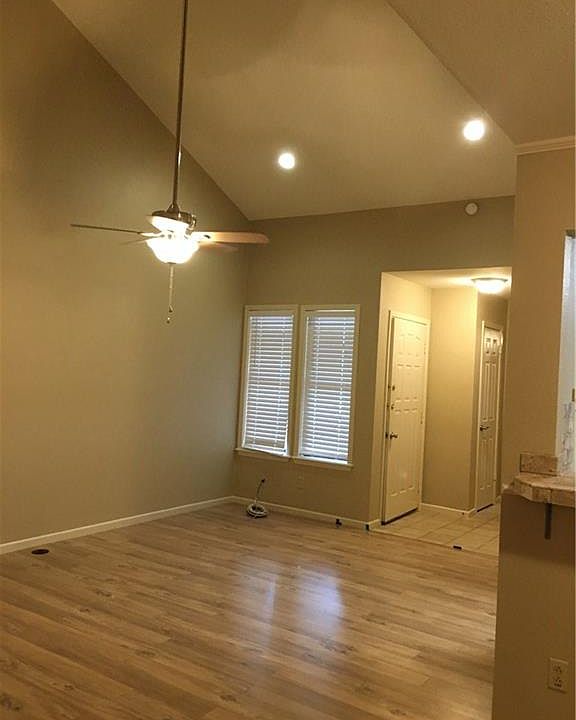 1st image of 3073 Crossroads Dr