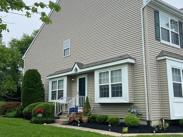 105 Hearthstone Ln — Photo 2