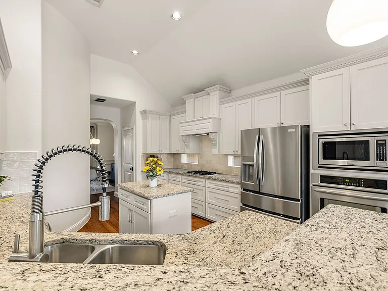 8405 Saint Clair Dr — Photo 15