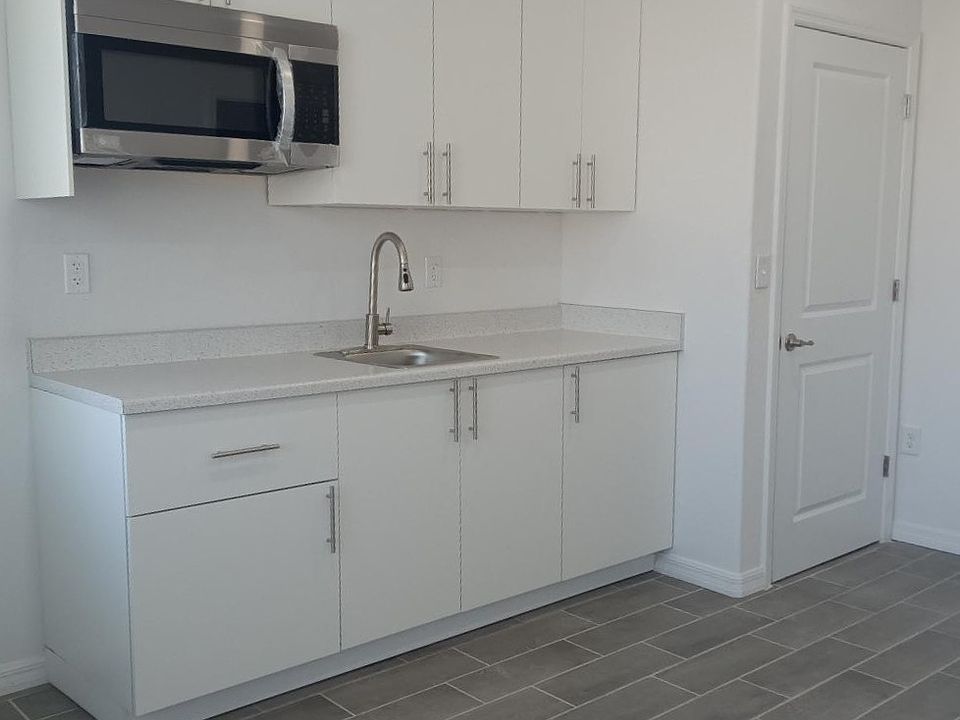 2nd image of 1562 Elmhurst Cir SE #B