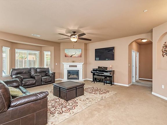 3rd image of 667 S Acacia Dr