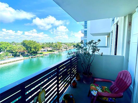 4th image of 9800 W Bay Harbor Dr APT 511