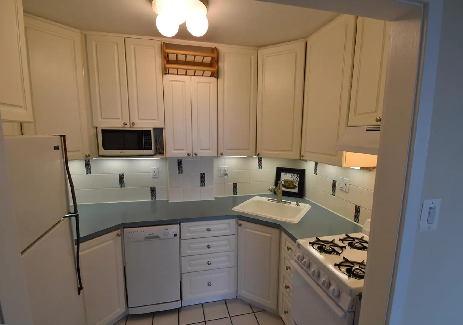 Furnished Spacious & Bright One Bedroom With Balcony Minimum 3 Month Lease — Photo 4
