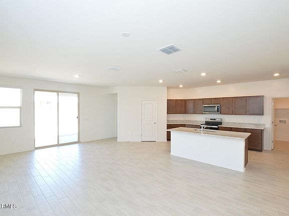 4th image of 606 E Elm Ln