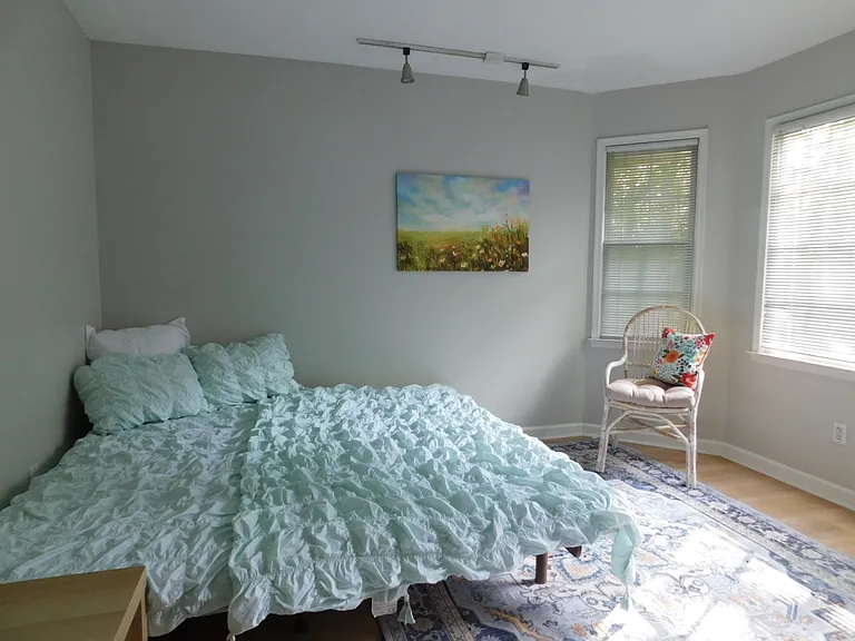 New bed, new matress and new 100% cotton bedding. The bed can open to a king size bed in the fourth bedroom