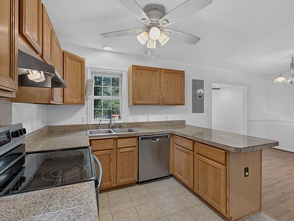 3rd image of 573 Jefferson Dr