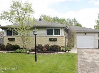 1427 N Burning Bush Ln, Mount Prospect, IL 60056