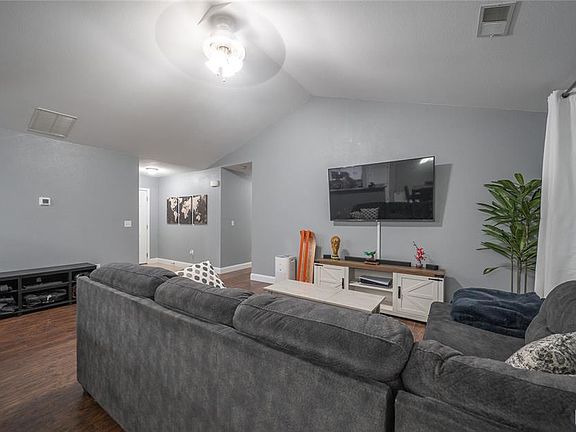 4th image of 124 Lakeview Ct