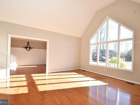 4th image of 902 Sidehill Dr