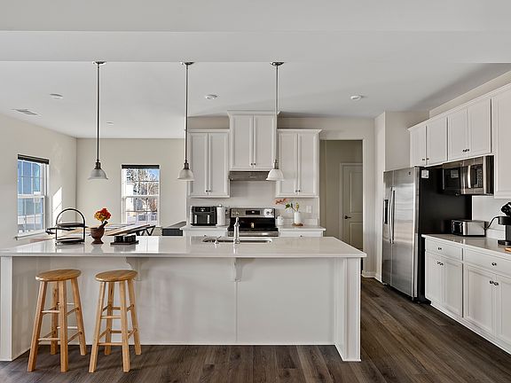 3rd image of 3817 Clarendon Crescent Pl