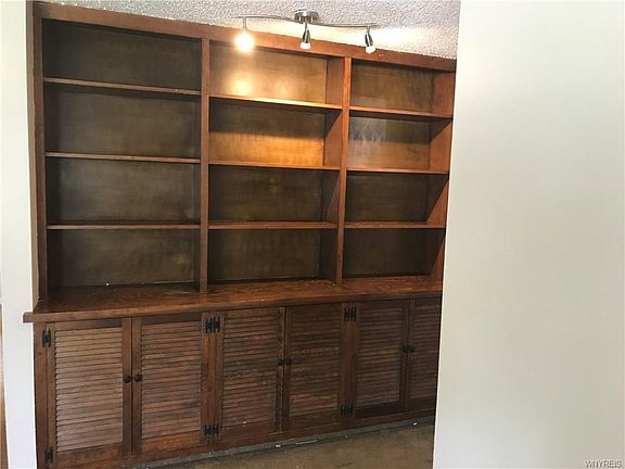 4th image of 18 Greenwood Cir