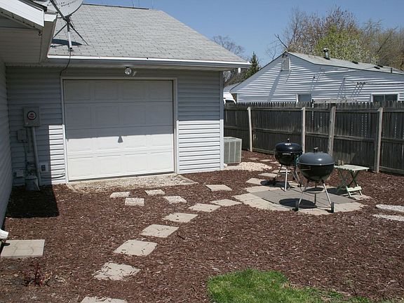3rd image of 1645 Eastbrook Dr S