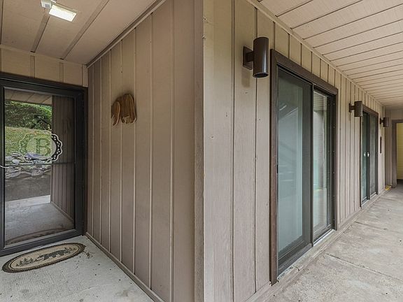 3rd image of 1081913 Cove Rd