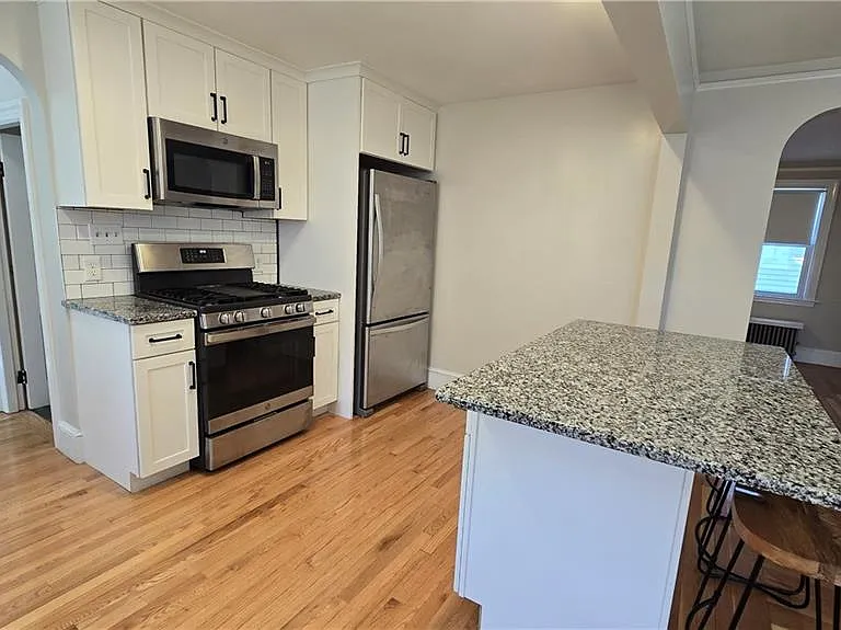 63 La Salle Dr — Photo 2