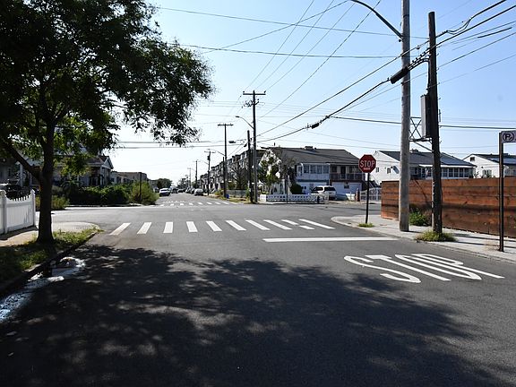 Exterior Neighborhood (street photo)