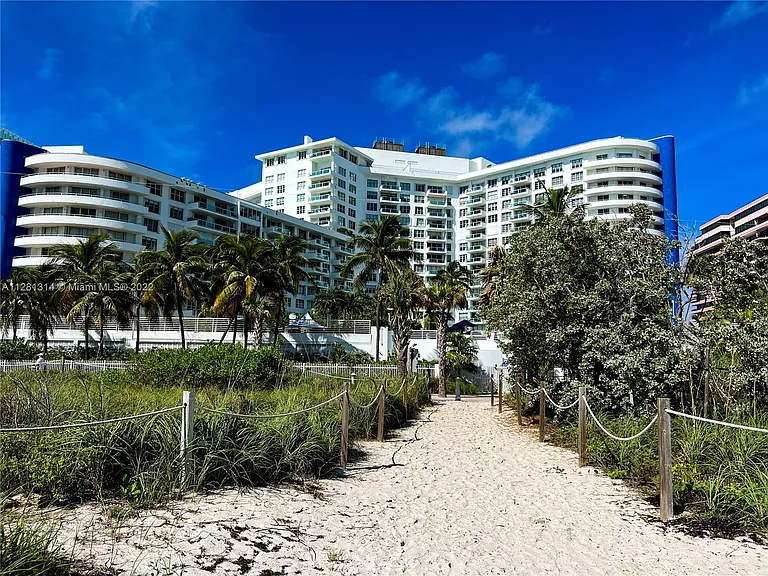 5161 Collins Ave #404 — Photo 35